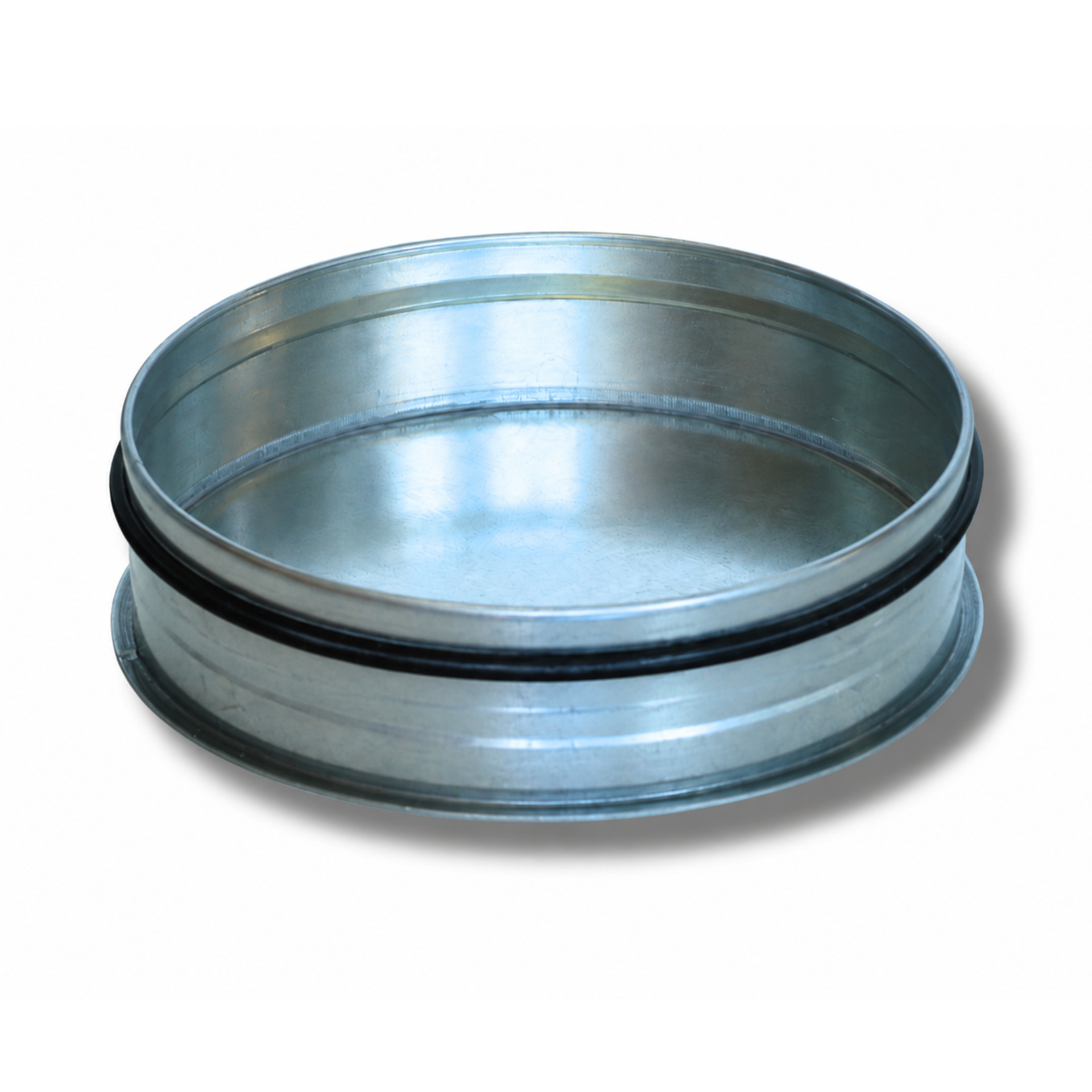 Ein runder, glänzender Metallring, wohl aus verzinktem Stahl, auf weißem Hintergrund. Innen ist eine schwarze Gummilippendichtung sichtbar, die eine luftdichte Verbindung ermöglicht. Die glatte Metalloberfläche reflektiert leicht.