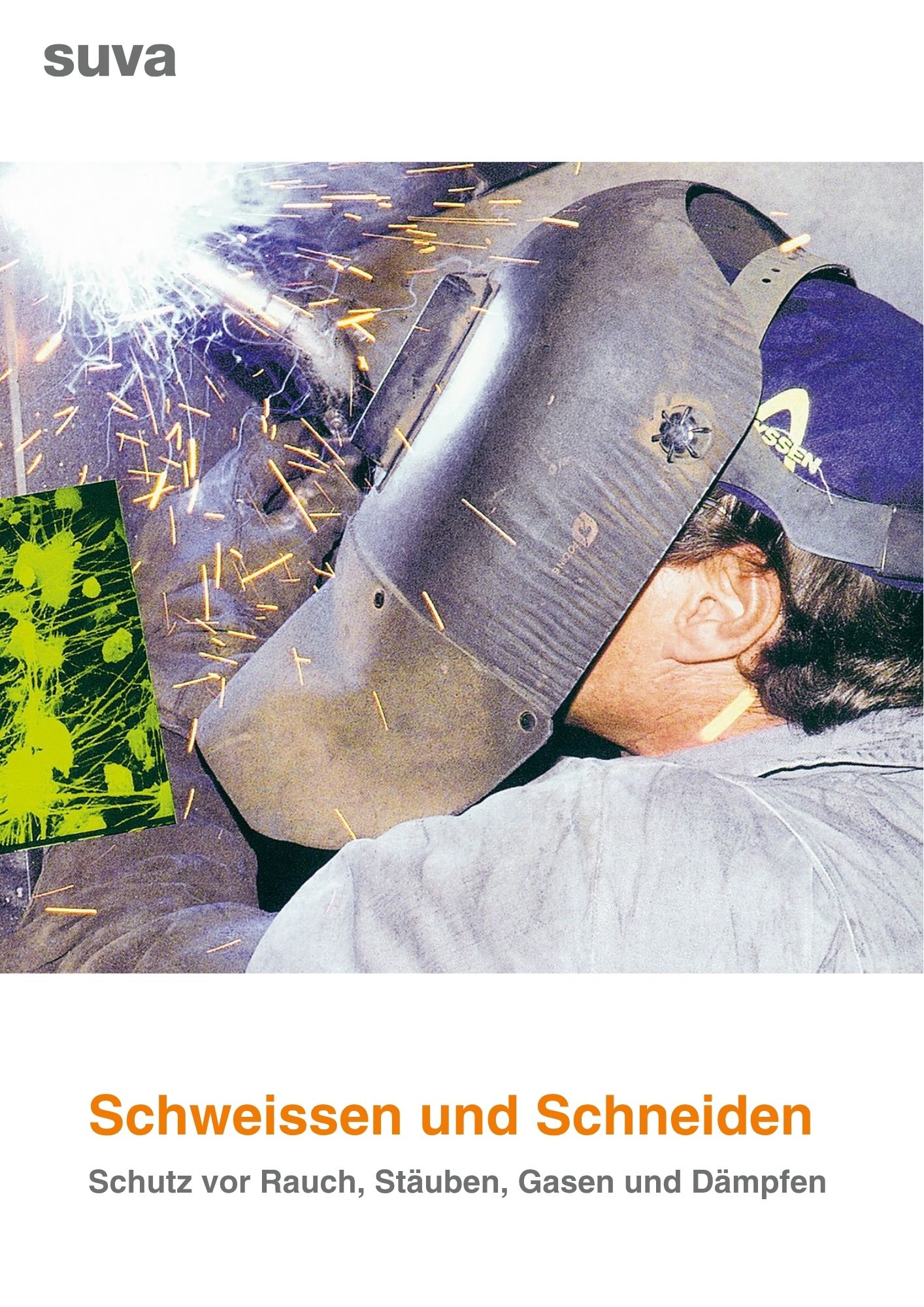 Ein Schweißer mit Helm und Schutzhandschuhen ist bei der Arbeit zu sehen. Helle Funken sprühen vom Schweißpunkt, während er konzentriert arbeitet. Der Helm schützt Gesicht und Augen vor Licht und Funken.