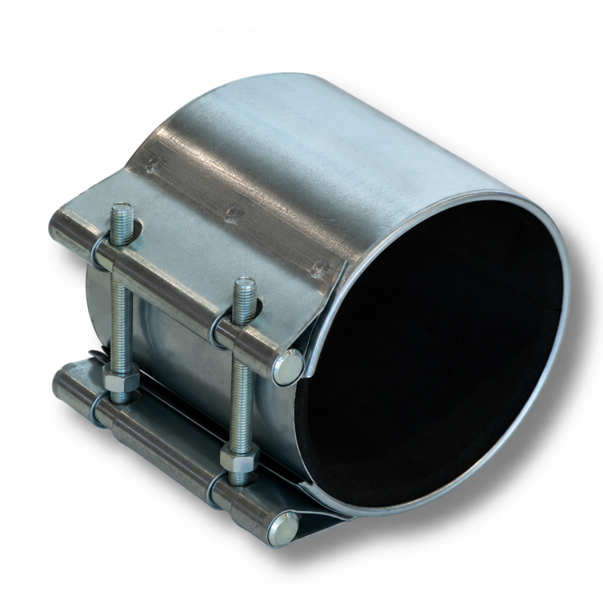 Metallische Rohrschelle zur Reparatur von Rohren, zylindrisch mit glänzender Oberfläche. Innen schwarze Gummierung, seitlich mit zwei Gewindebolzen und Muttern befestigt. Diagonal auf weißem Hintergrund positioniert.