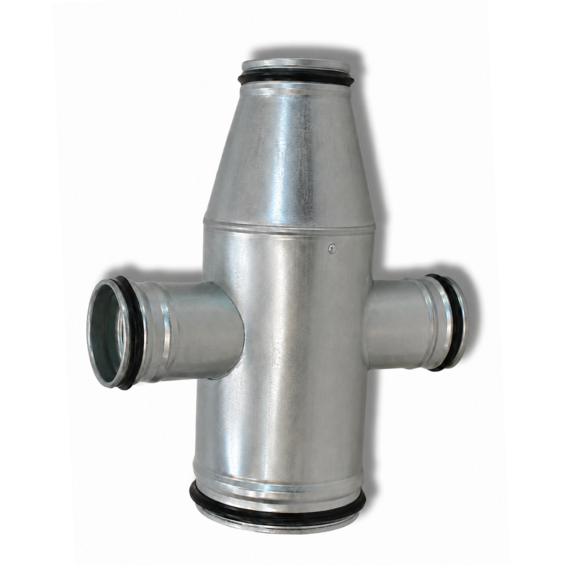 Verzinkter Metallverteiler für Lüftungssysteme, stehend, zylindrisch, mit zwei seitlichen Rohranschlüssen. Alle drei Öffnungen mit schwarzen Dichtungsringen. Strukturierte Optik von galvanisiertem Stahl, für Industrie/Gewerbe.